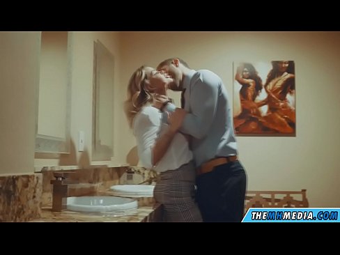 ❤️ Ko'krakli sarg'ish sizni jamoat hojatxonasida yo'ldan ozdirganda ❤️ Super porno uz.pornodil.ru ️❤
